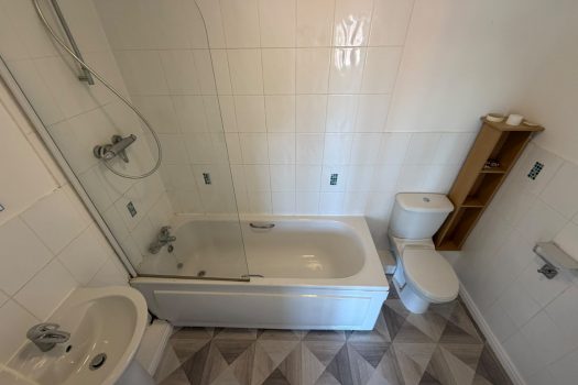 TO LET – 1 Bedroom Top Flat, Moorland Green, Goresinon, Swansea